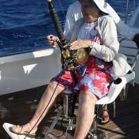 Pescadora de 85 Anos Pesca Peixe de Quase 400 kg