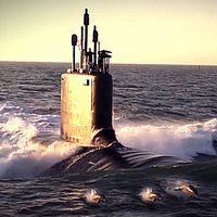 Golfinhos Saltando e Brincando Próximo a Submarino Nuclear