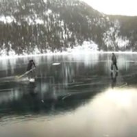 Jogando Hockey no Gelo em um Lago