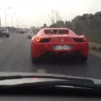 Homem Bate com Ferrari em Seu Primeiro Passeio