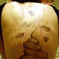 Homem Tatua CocÃ´ nas Costas da Ex-Namorada