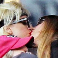 Lady Gaga é Flagrada aos Beijos com Mulher em Partida de Beisebol