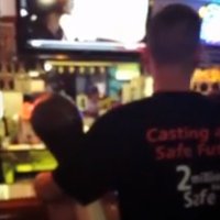 Rapaz Leva Namorada InflÃ¡vel ao Bar e Surpreende