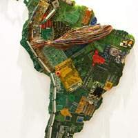 Mapa do Mundo Feito a Partir de Computadores Reciclados