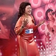 Mulher Bungará Canta Música 'Ken Lee' em Programa de TV