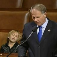 Garoto Dorme Enquanto Político Fala ao Vivo