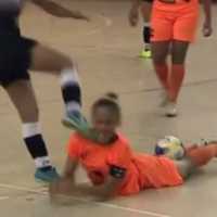 Jogadora de Futsal Acerta um Violento Chute na Sua CabeÃ§a