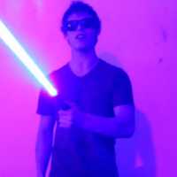 Na Onda de Star Wars, Jovem Cria um 'Sabre de Luz' Caseiro
